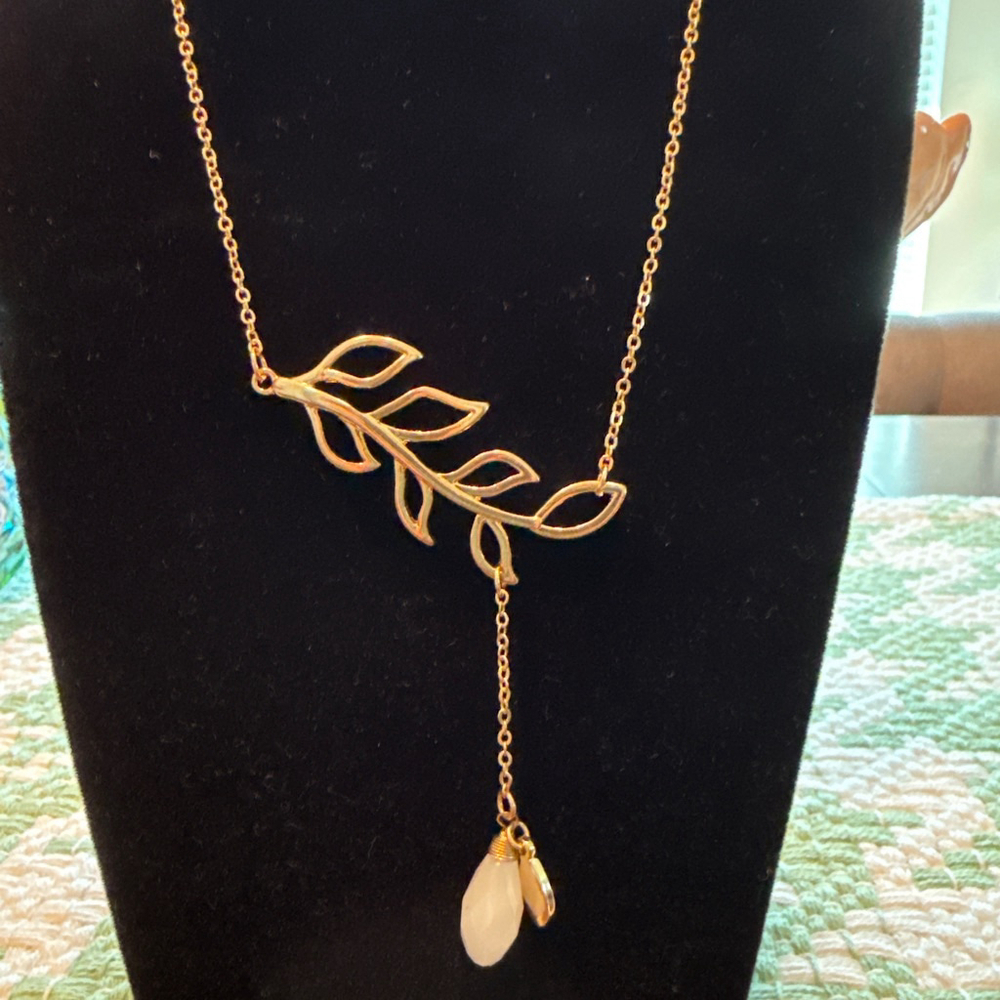 Bansri leaf 18”necklace with white stone pendant